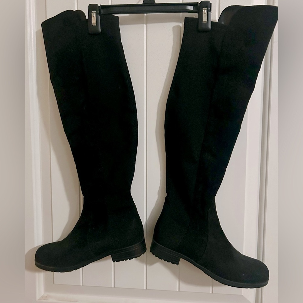 Ladies tall textile boots with elastic backing for stretch. Fit knee - mid knee